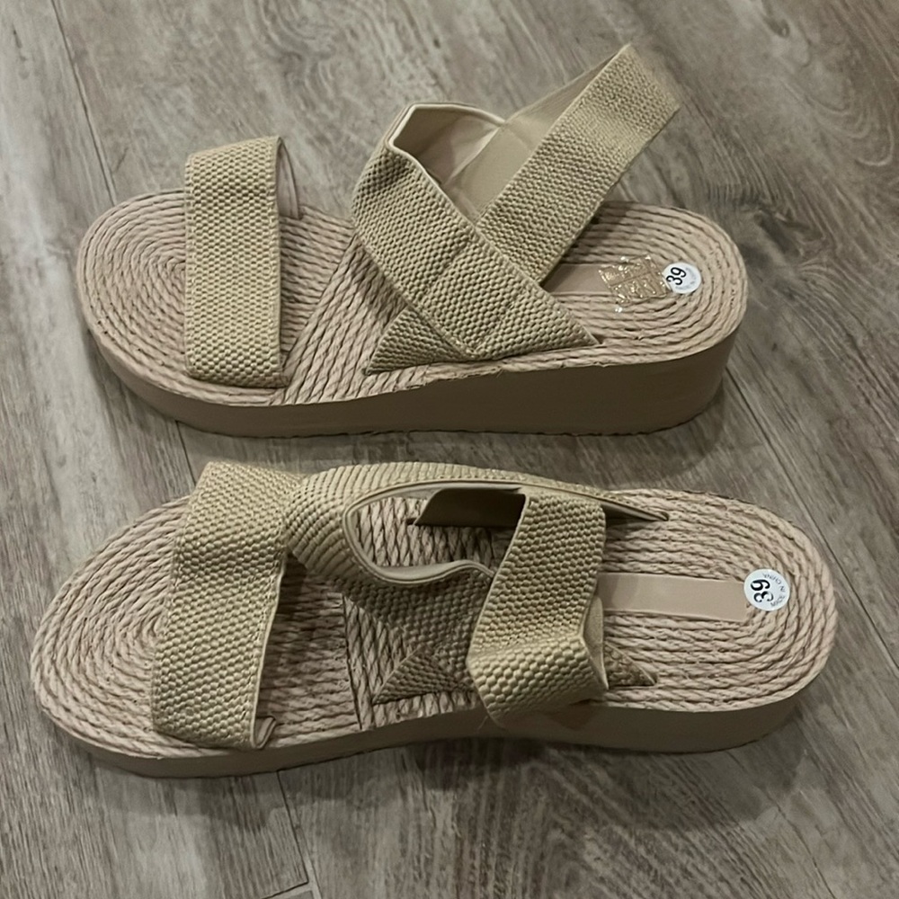 Low platform sandals